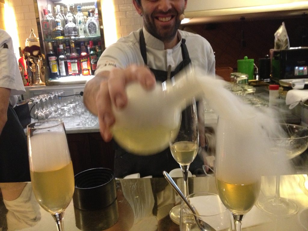 Luke Whearty häller upp lavendelrök i en ananasdrink.