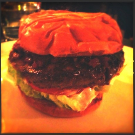 Gert Klötzkes rådjur- och ankleverburgare, champinjondressing, rödlöksmarmelad och bacon 