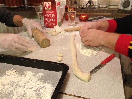 Eta Kroon gör dumplingdegen själv.