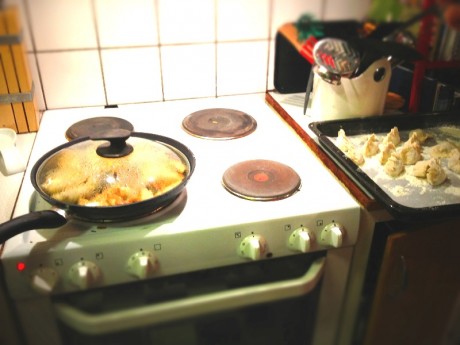 Efter stekning får de sjuda i lite grönsaksbuljong.