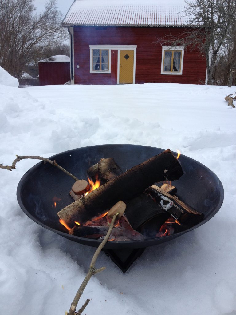 Eldfat och korvgrillning.
