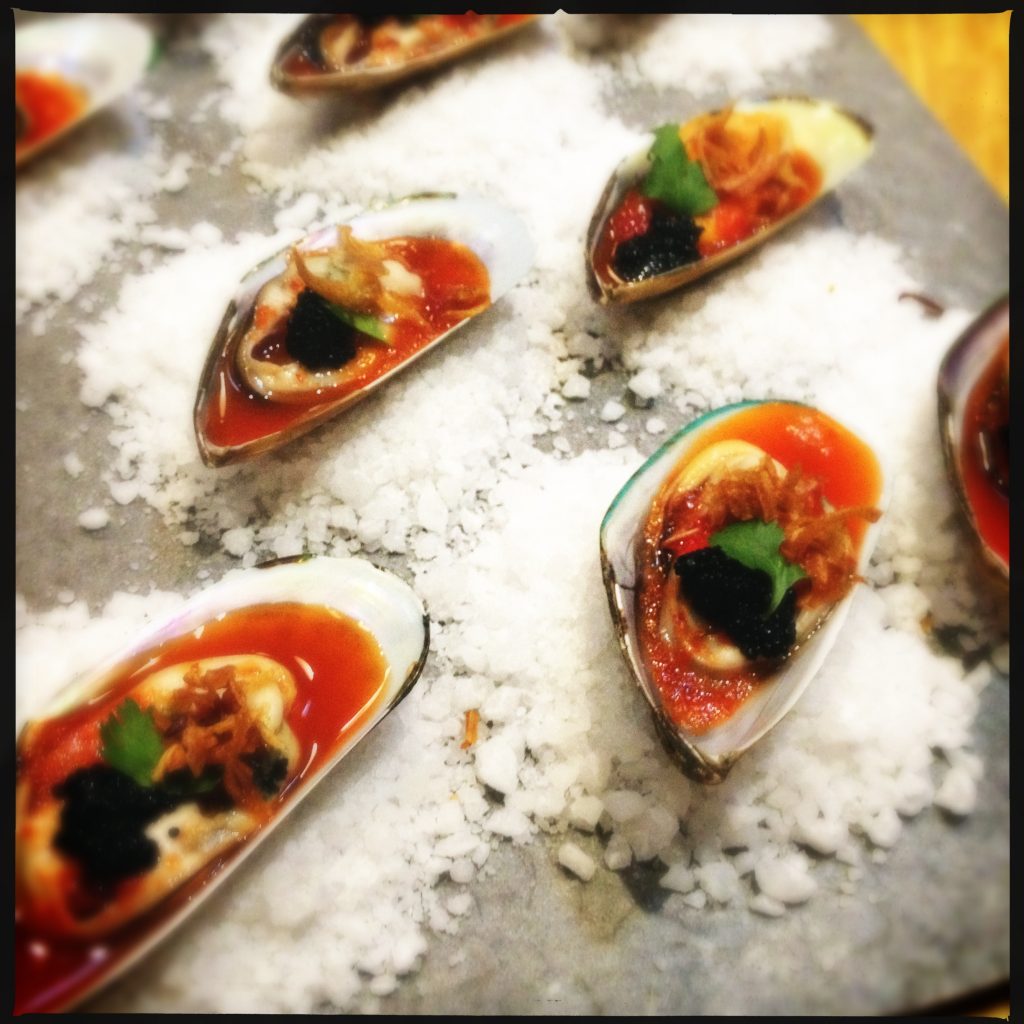 Underbara grönmusslor i syrlig sås på Farang.