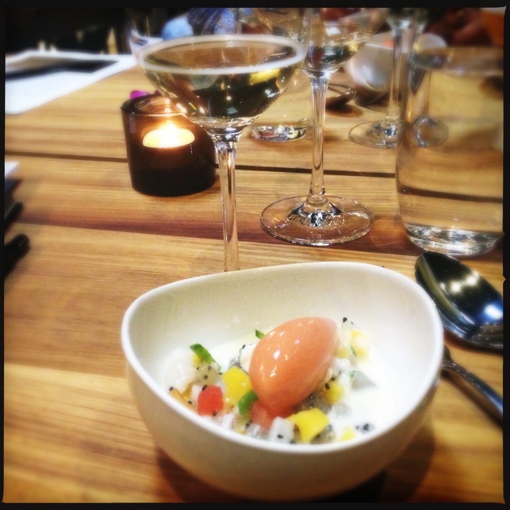 Exotisk fruktsallad med kokossås och sorbet.