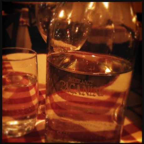 Rutiga dukar och gemyt på restaurang Paganini.