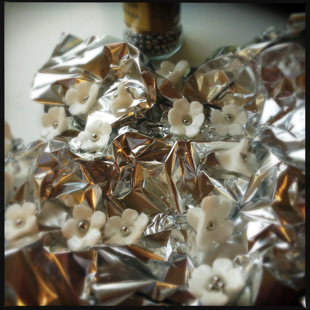 Sockerblommorna ska torka på folie för att få lite olika form.