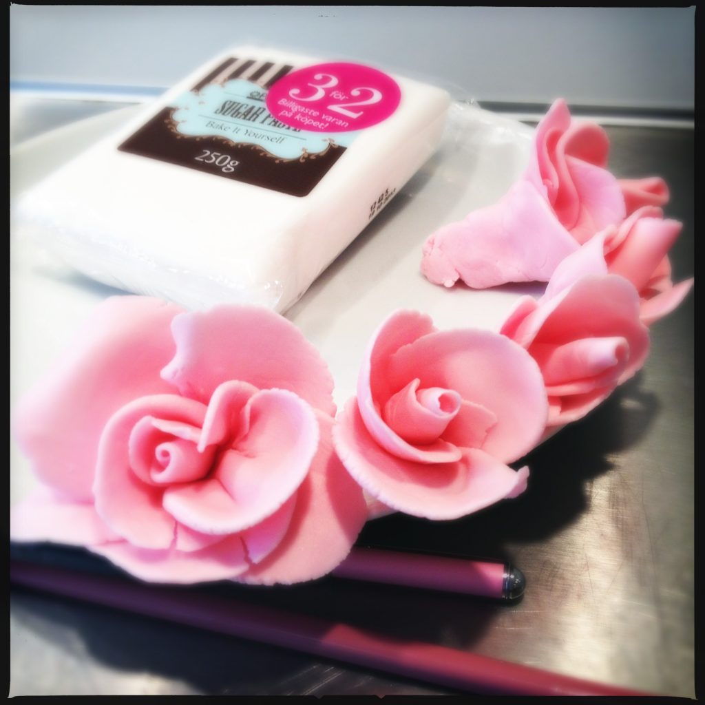 sockerrosor av sugar paste.