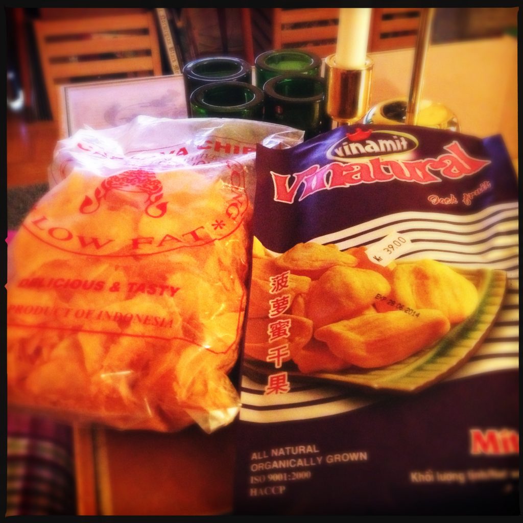 Asiatiska snacks på cassava och jackfruit.