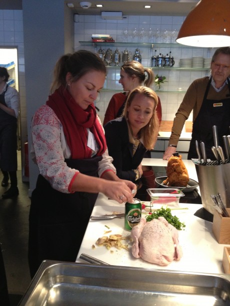 Gunilla von Heland kryddar vår kyckling med thailändska smaker.