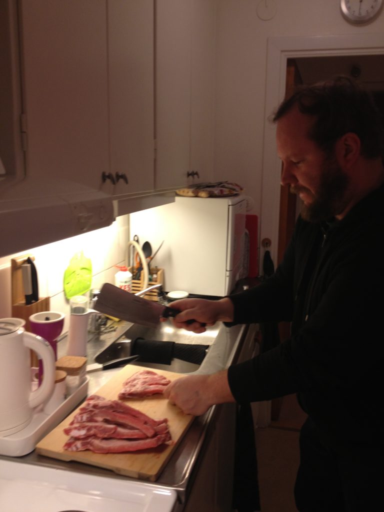 Tomas hugger revben.