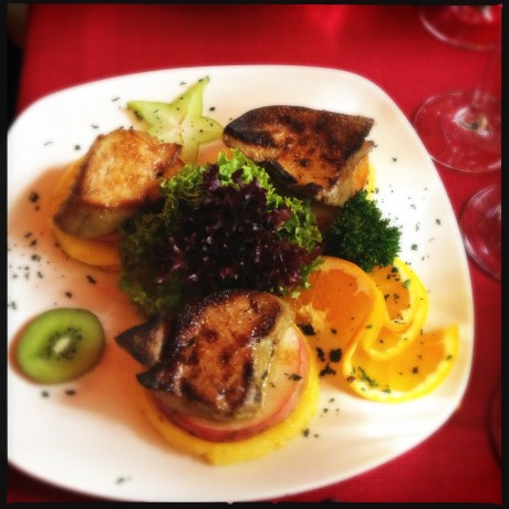 Gåslever med stekt äpple och polentakakor.