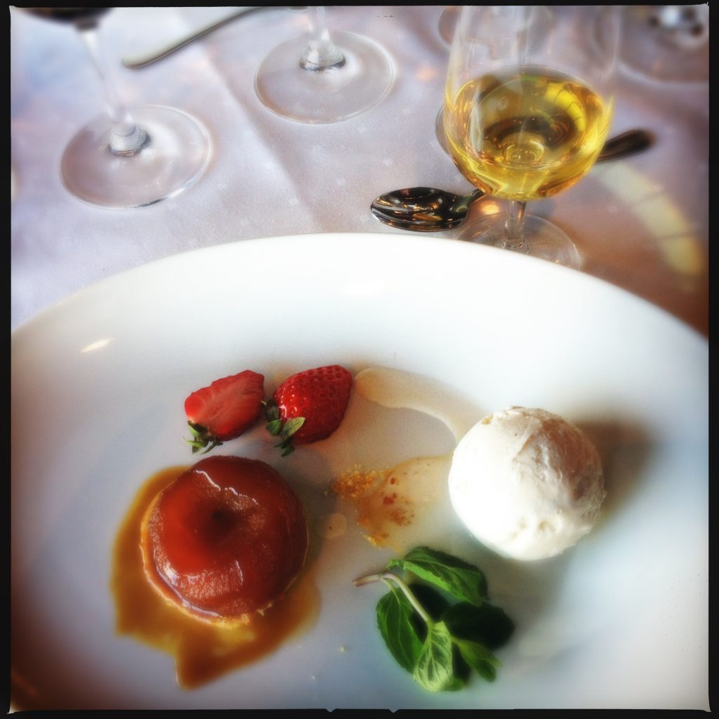 En liten perfekt tarte tatin till dessert.