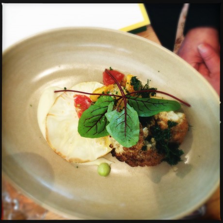 MIn chefs fina vegetariska tallrik med rotselleri, rostad blomkål och citrussallad.