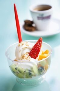 På nya yoghurtglassbaren Yoghs väljer man själv alla tillbehör och betalar efter vikt.