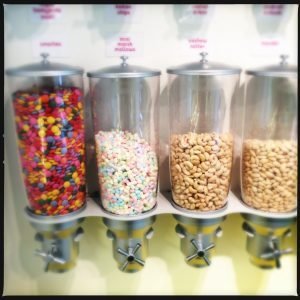 Några av de många toppings som finns på Yoghs.