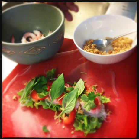 Att göra egna sommarrullar är mest en fråga om mise en place, hacka och lägga i skålar.