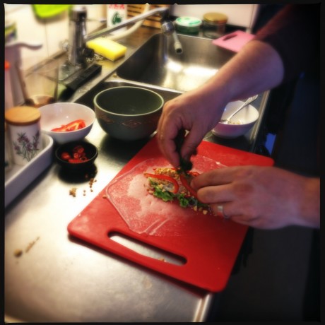 Att göra sommarrullar är lättare än man kan tro då rispapper i princip är självhäftande.