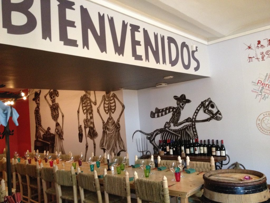 Längst in i lokalen finns långbord och fina väggmålningar.