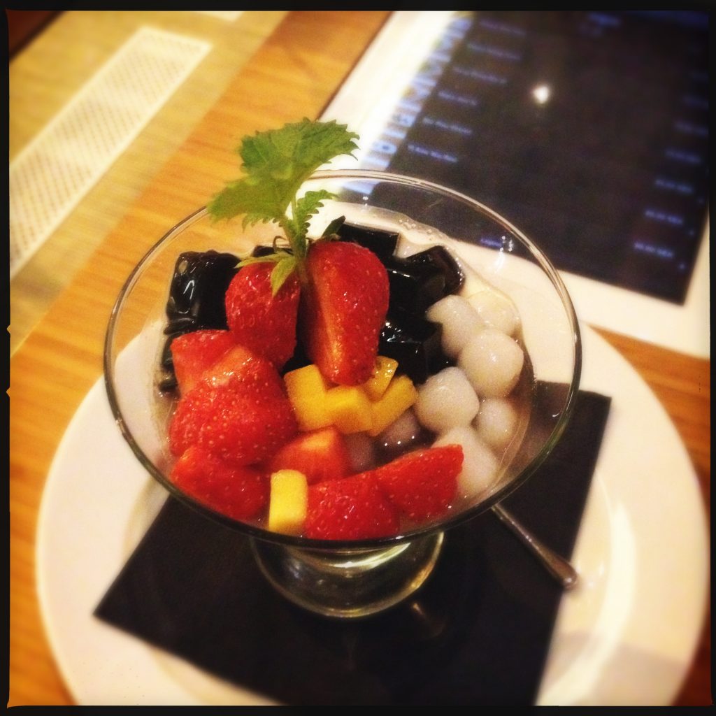 Dessert på kinesiskt vis med bönor i botten.