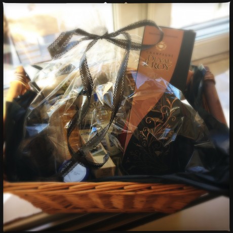 Presentkorg med Duval le Roy och sushi-kit.