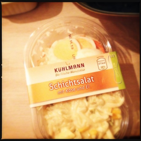 Schichtsallat mit käse und ei.
