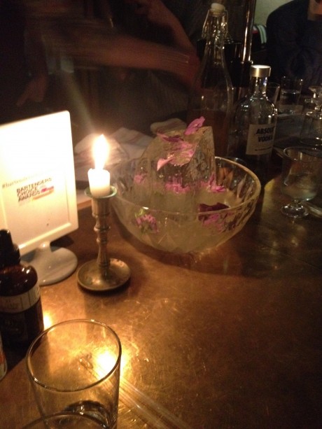 Servera punch med en gigantisk isbit som inte smälter på väldigt länge.