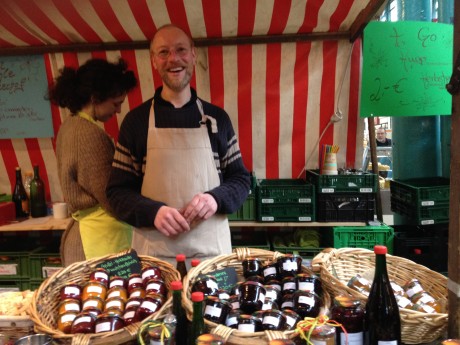 Underbar snubbe på Markthalle Neun bjöd på bärjuice och sålde sina goda marmelader.