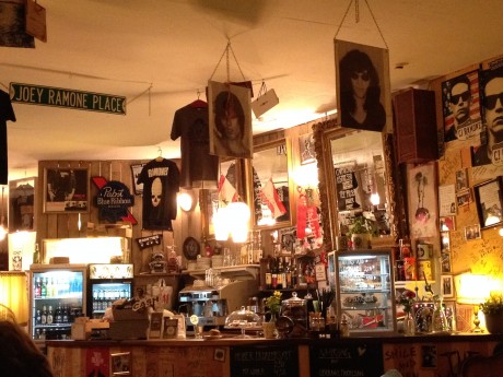 Ramones museum ligger lite otippat i Berlin. Svinmysig bar!