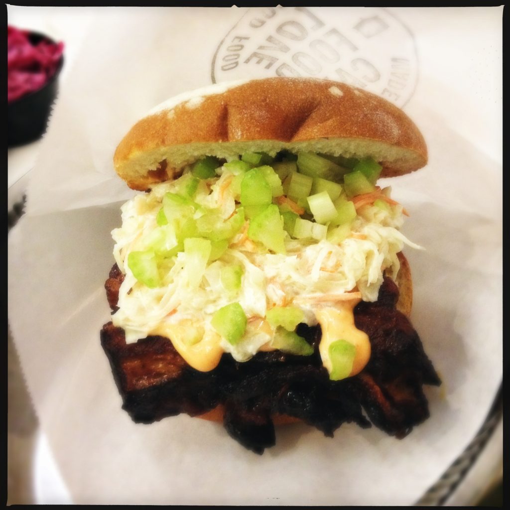 Pork Belly macka med slaw och selleri. Så jämarns god!