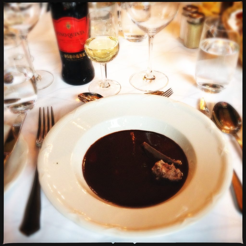 Svartsoppa med krås och torr sherry.