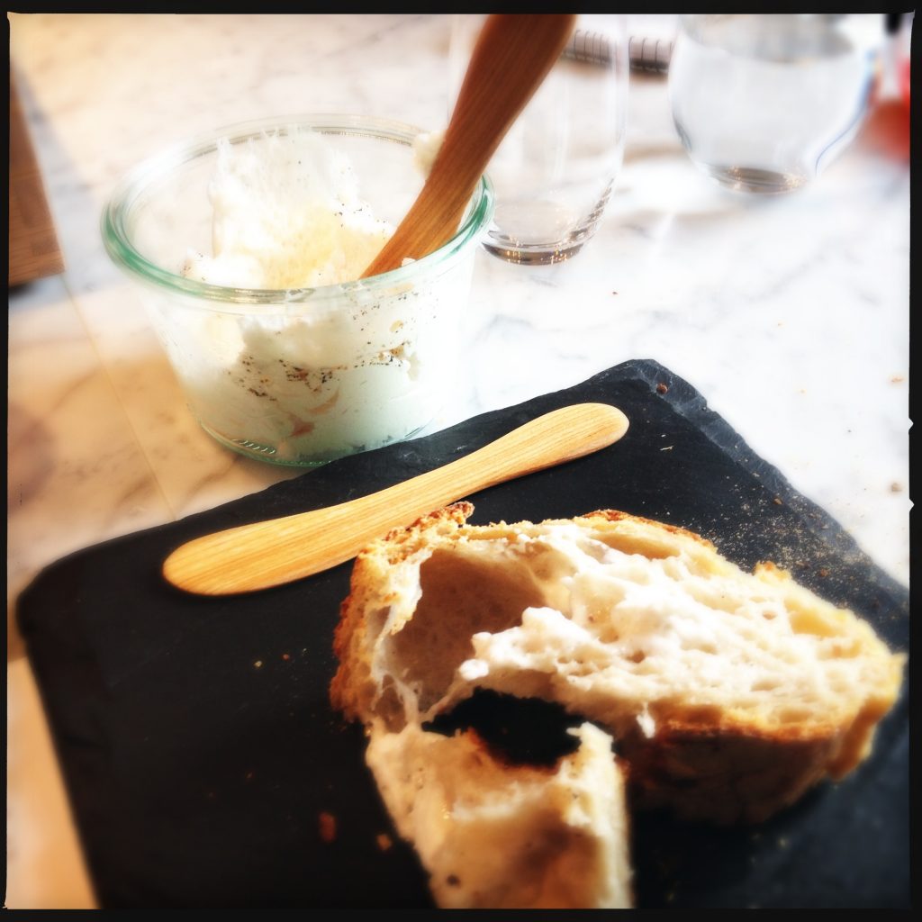 Baconfett med svartpeppar på nybakat surdegsbröd.