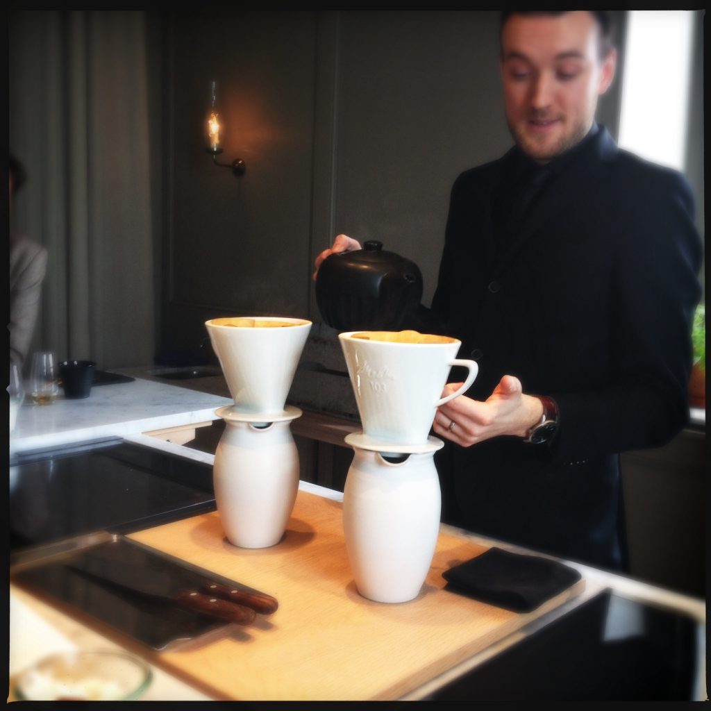 Kaffet bryggs i gamla Melitta-filter i porslin som ropats in på auktion. 