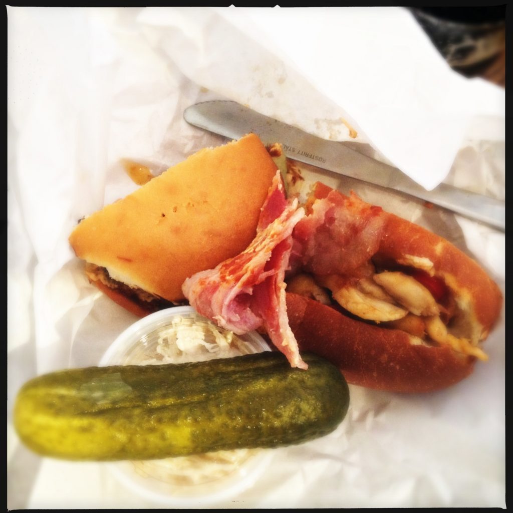 Halv hamburgare plus halv kycklingmacka och en massa bacon på BonBonDeli.