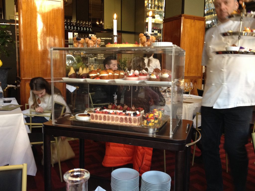 På Metropol Palais finns både en diger dessertvagn och en Crêpes Suzette-vagn. Svårt val! 