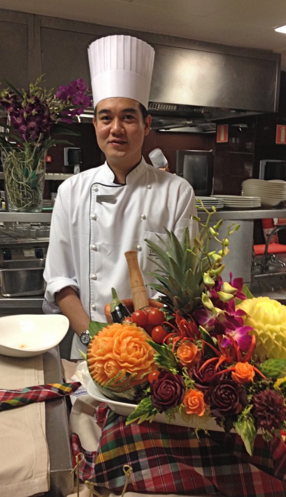 Executive Sous Chef Mr. Cherdphong Sonkanok jobbar i vanliga fall på Taste i Bangkok.