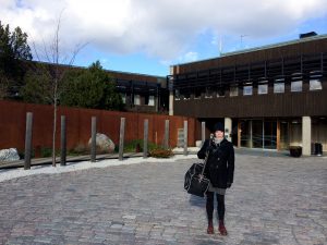 På väg in, oändligt peppad för japanskt bad och mat.