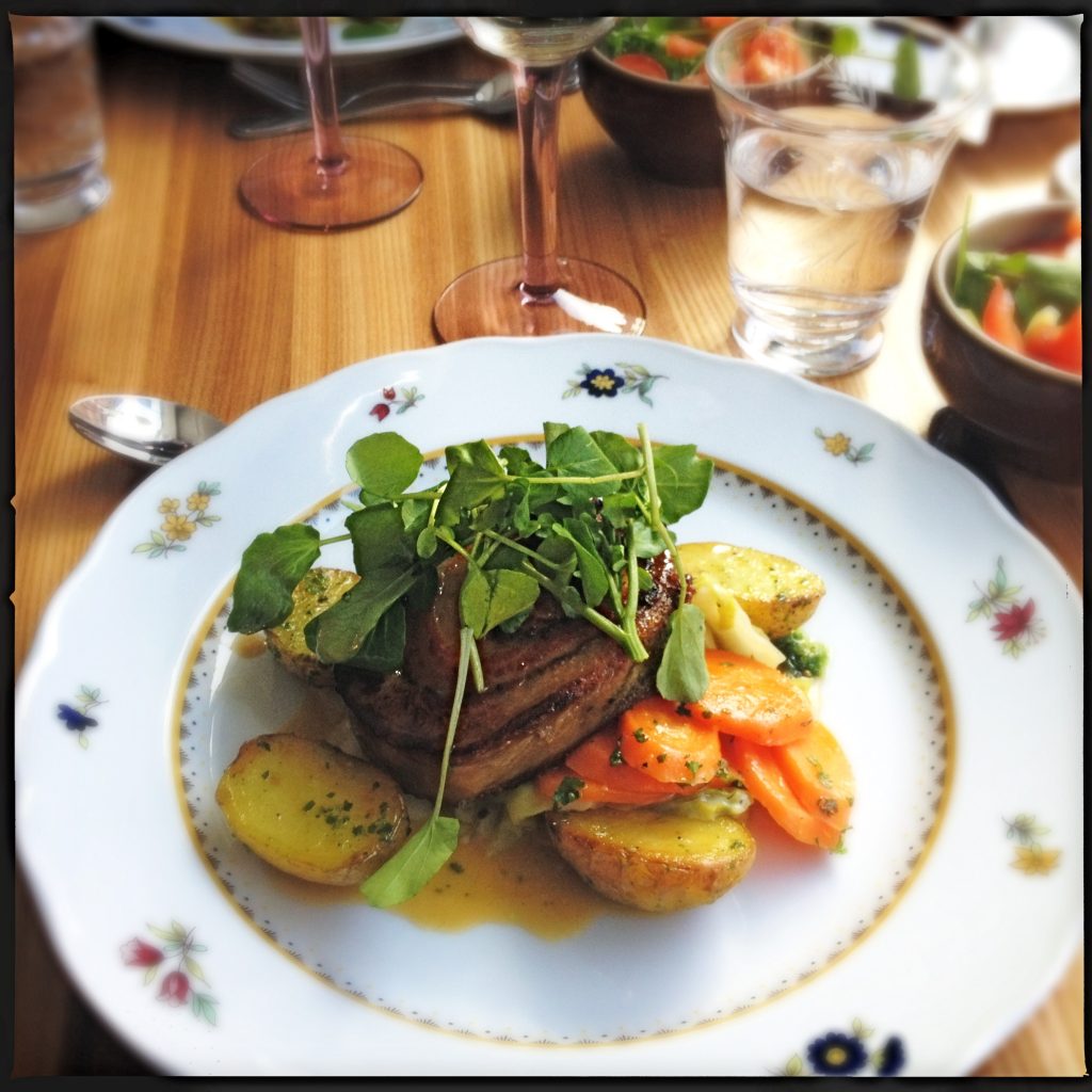 Fläskrulad med gremolata och gräddstuvad spetskål på Miss Clara.