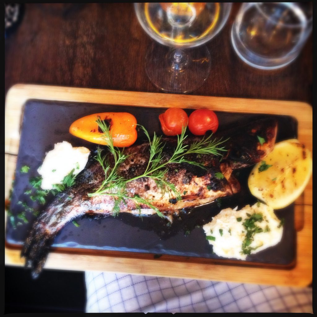 Helstekt fisk på Taverna Bazaar.