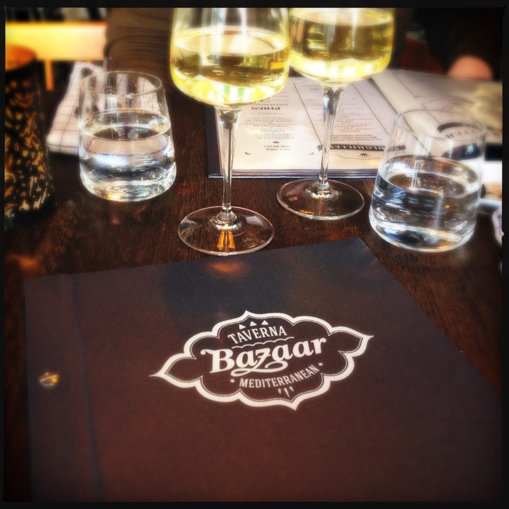 Slink in på Taverna Bazaar för en bra matupplevelse.