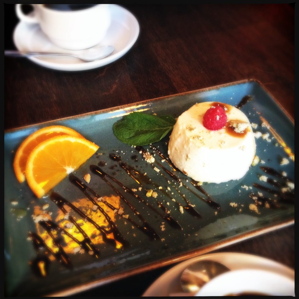 Yoghurtpannacotta på Taverna Bazaar.