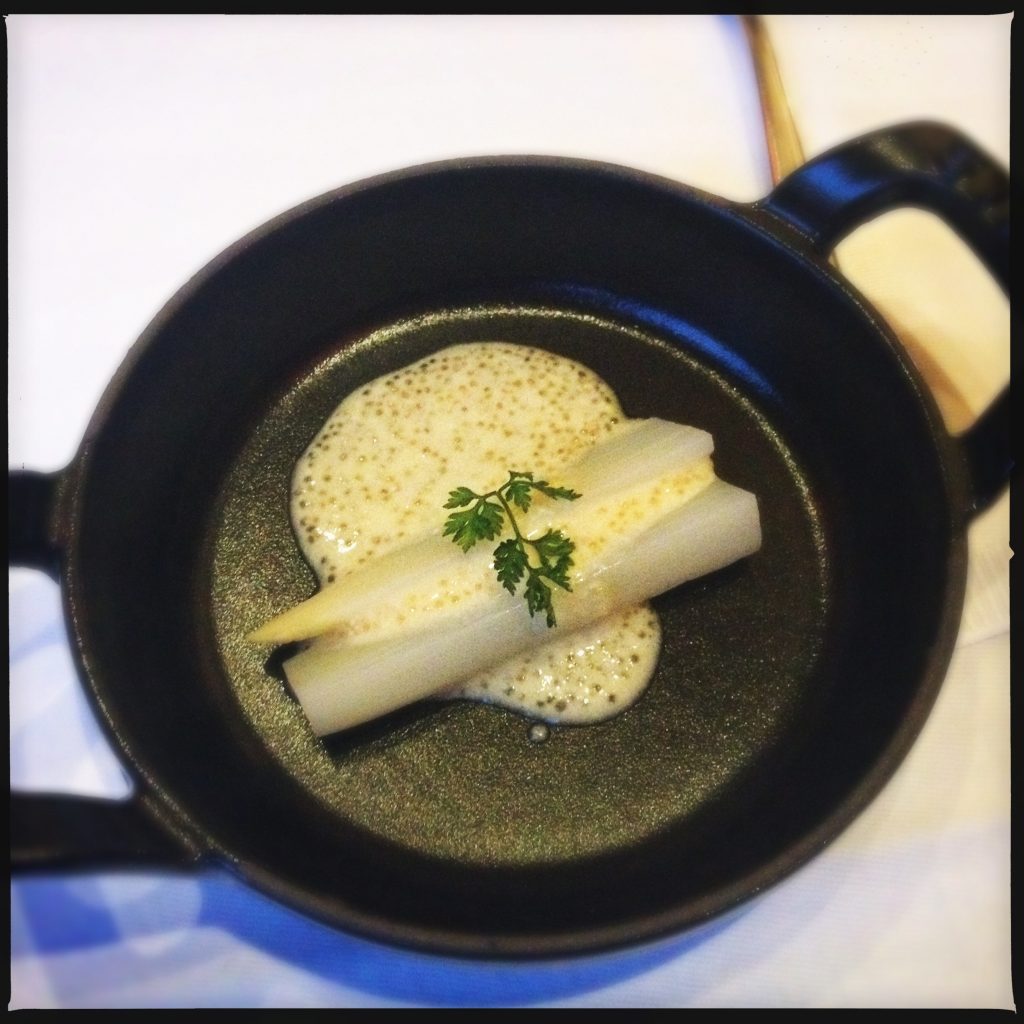 Aptitretare på Metropol Palais, vit sparris med löjromssås.