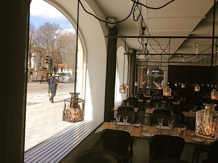 Fönster mot Sveavägen på Miss Clara.