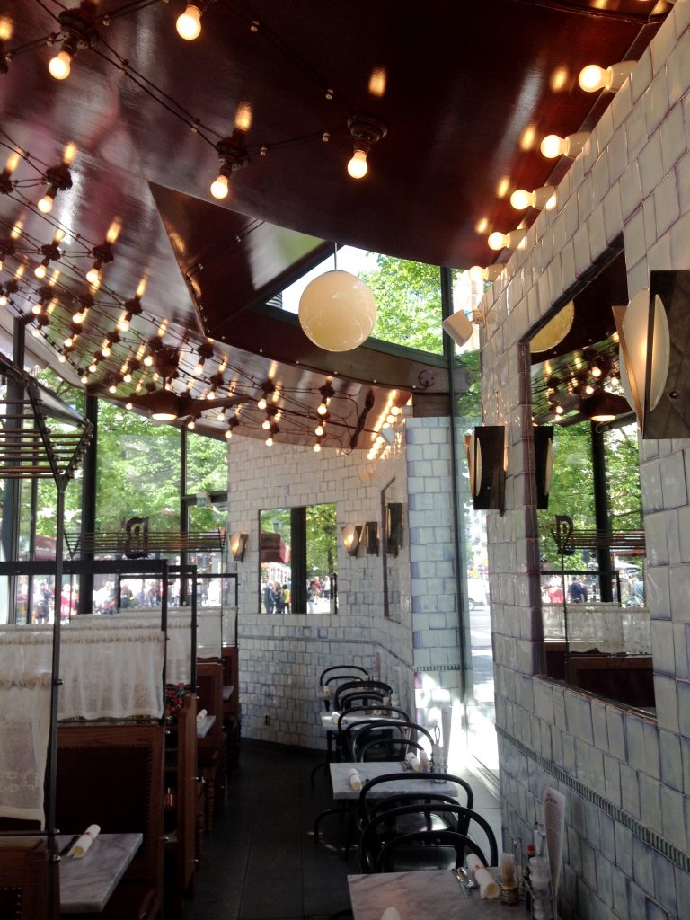 Inredningen på Bar Burger Café i Kungsträdgården i Stockholm.