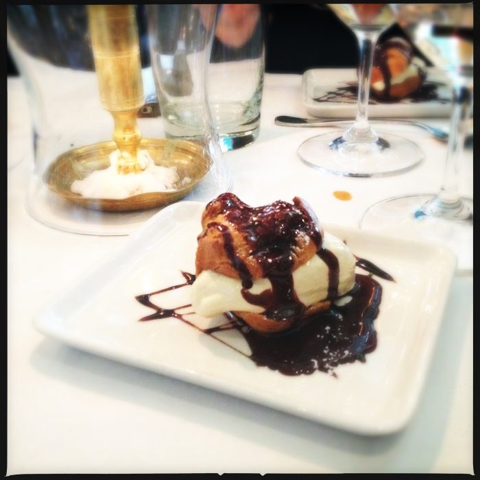 Profitteroll med vanlijglass och varm chokladsås.