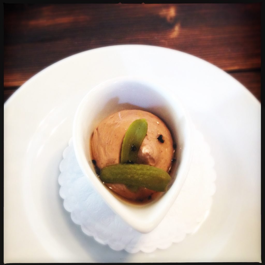 Anklevermousse med tryffelhonung och cornichons.