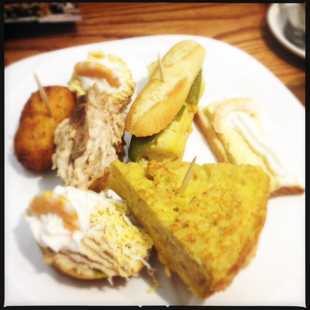 Frukost-pintxos. Samma som på kvällen fast med mera ägg!