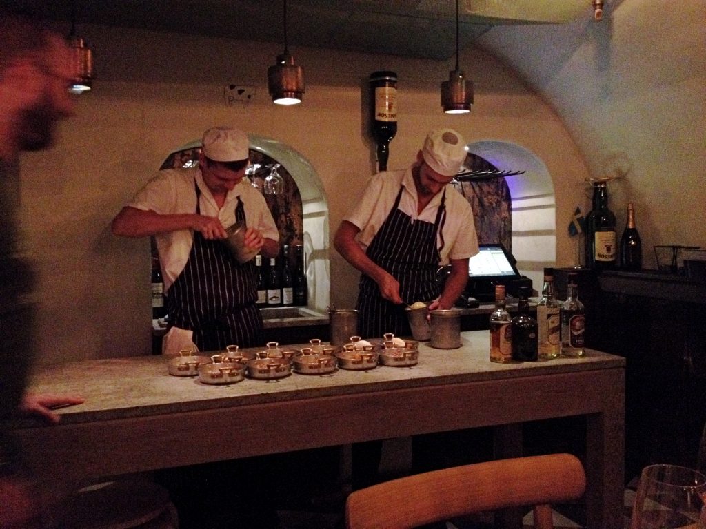 I en vrå längst in på Flying Elk fixar dessa snubbar desserterna.
