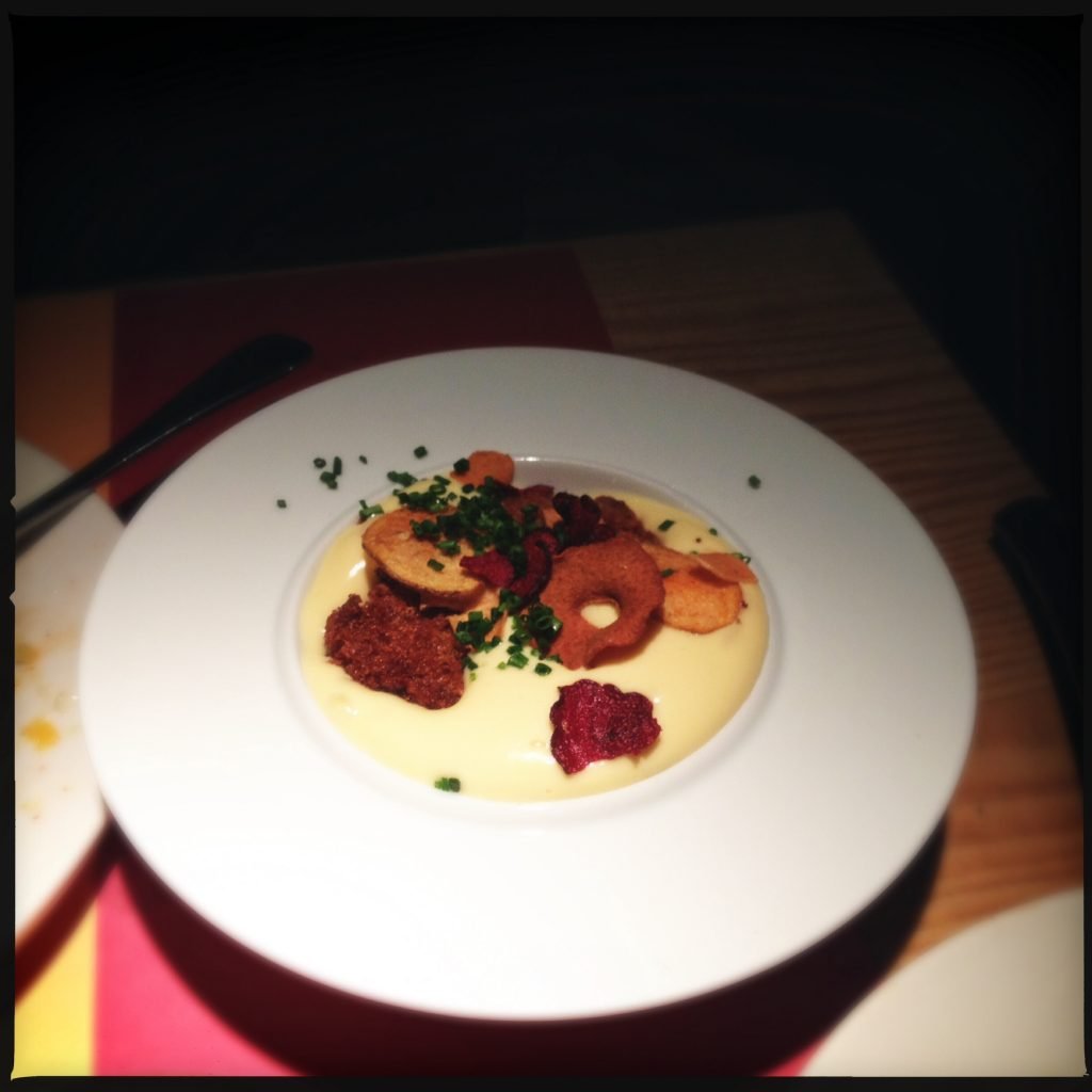 Panerad och friterad kalvbräss med en emulsion på brynt smör.