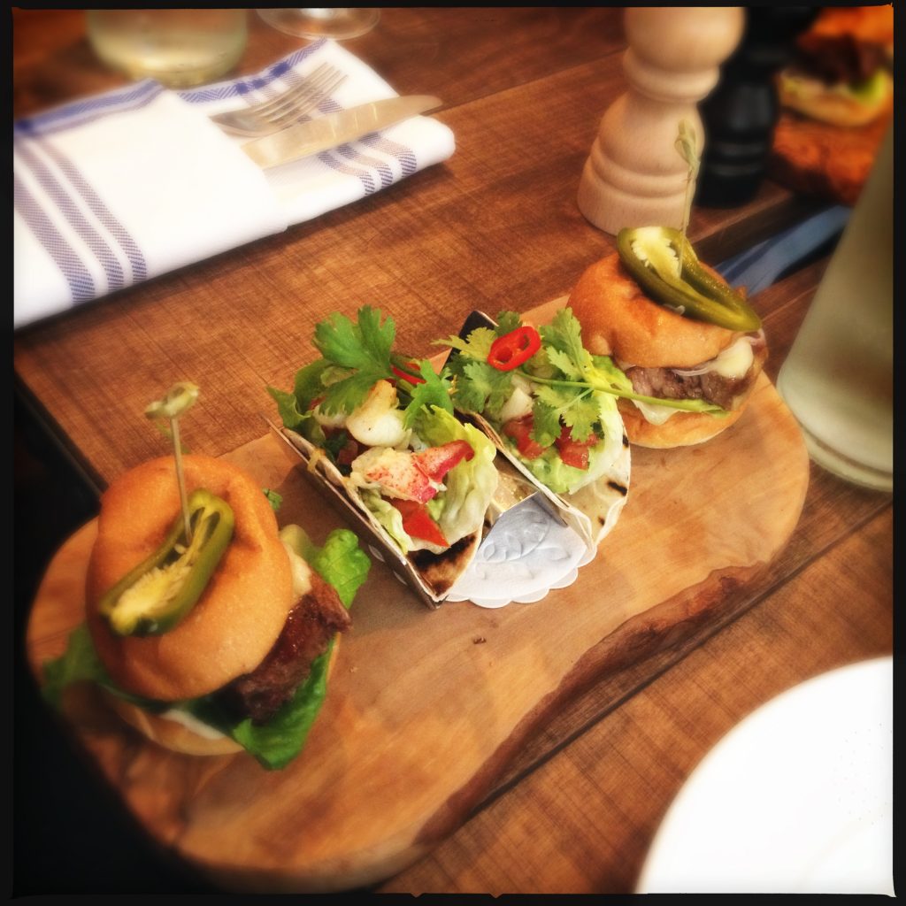 Short rib slider med svecia och puckels och i mitten hummertacos med avokado och tomatillosalsa.