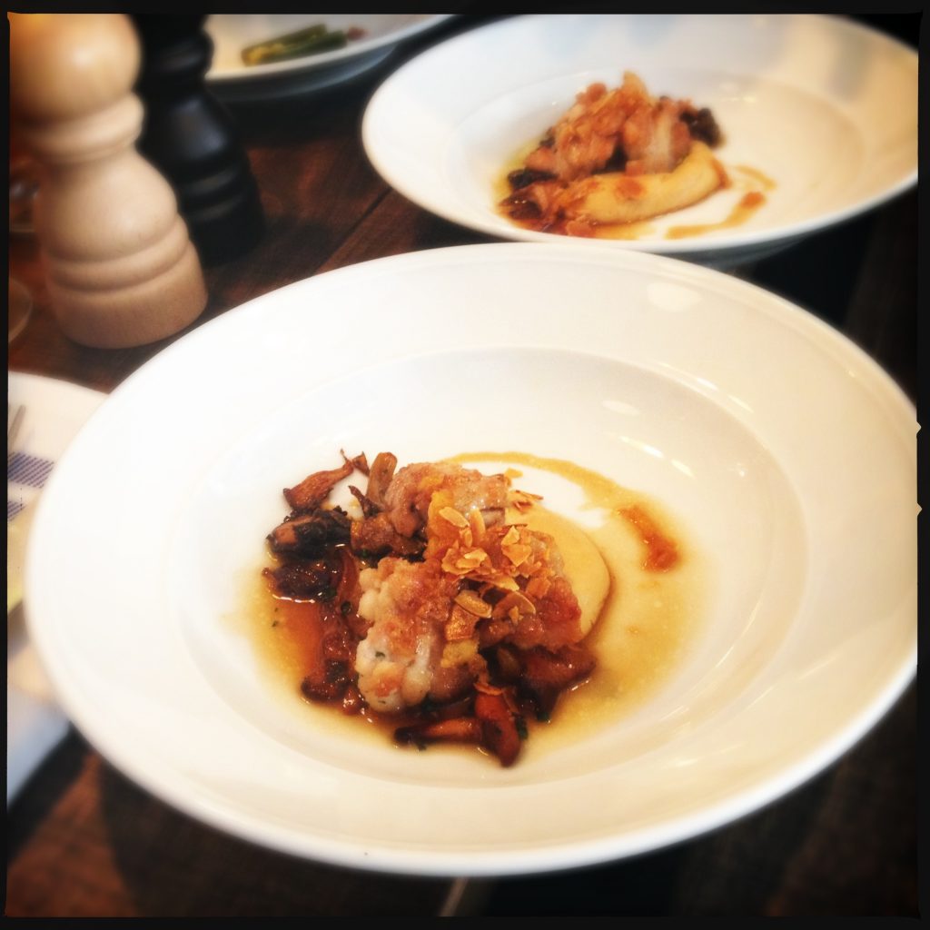 Kalvbräss med kantarellkräm, stekta kantareller och mandel.