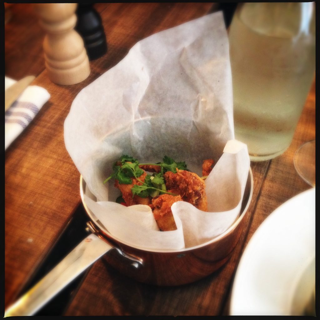 Kommendörens friterade kyckling med honey-mustard dip.